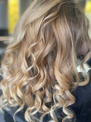 Blonde-balayage-at-Brooklyns-Hair-Salon-in-High-Wycombe